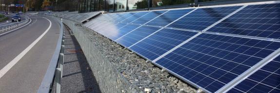 2014 wurde durch das Tiefbauamt des Kantons Zürich an der Forchautobahn auf 300 Metern Lärmschutzwand eine PV-Anlage installiert, Betreiber ist Zürichsee Solarstrom AG (Bild: © Tiefbauamt Baudirektion Kanton Zürich)